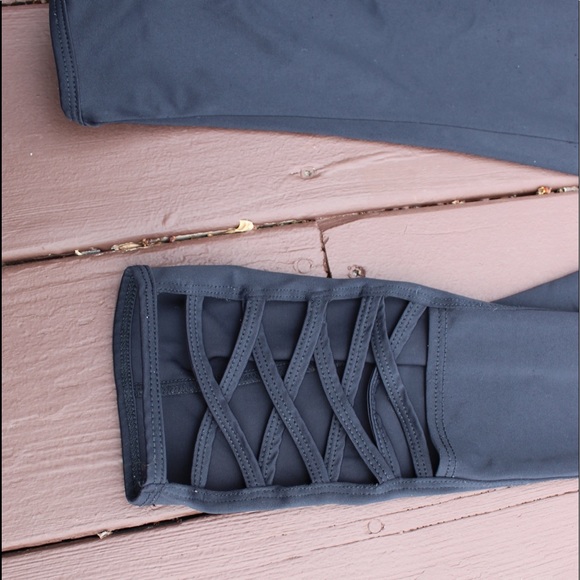 Black leggings with cross-cross on the bottom - Picture 2 of 2